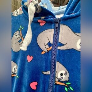 Sloth Print Velour Hooded Onesie S / Combinaison paresseux velours